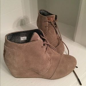 TOMS desert wedge suede boots size 6